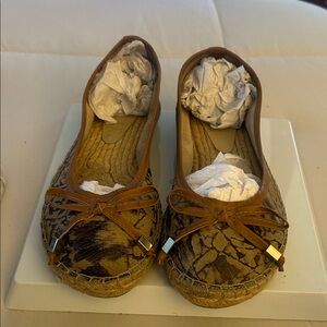 Chic Tan Espadrille Flats with Bow Accent